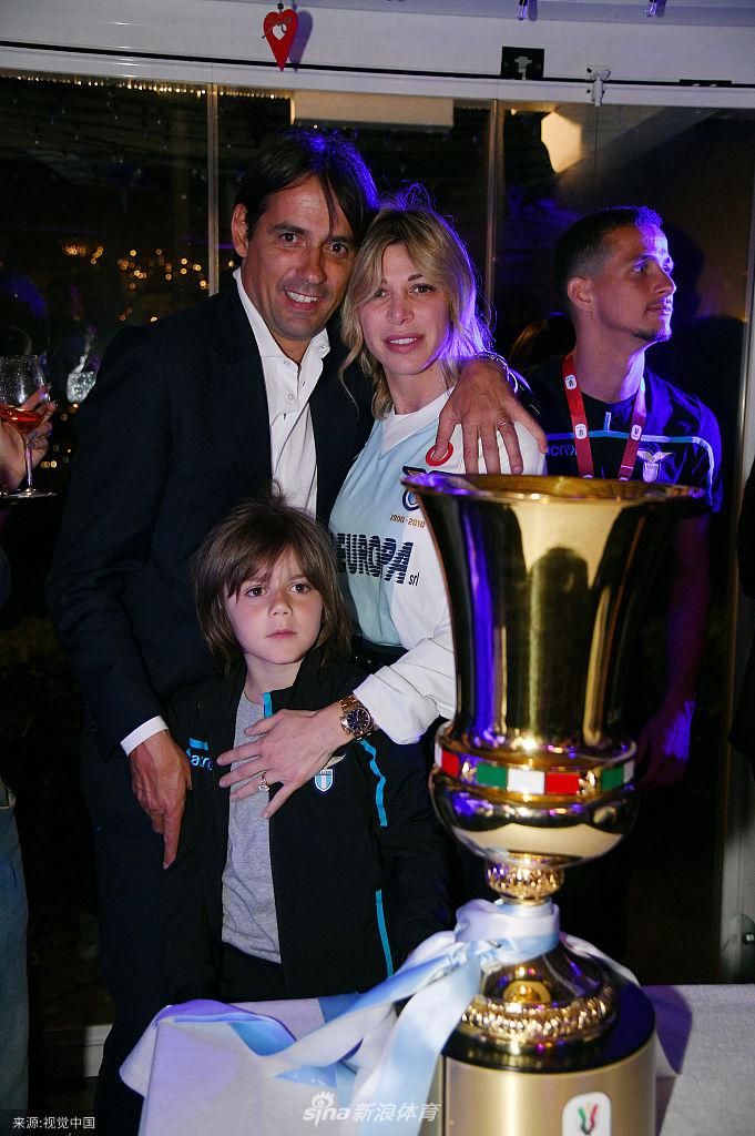 从另一个角度看去，因莫比莱轻吻奖杯顶端，一旁的杰西卡眼中满是爱意与骄傲，这个瞬间完美诠释了“与你分享的快乐，胜于独自拥有”。