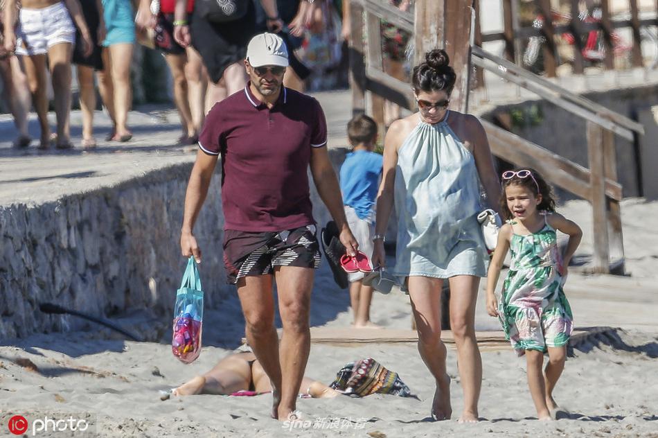 蔚蓝的海水映衬着伊比萨岛的美景，比利时队主帅马丁内斯身穿休闲T恤，面朝大海，享受着难得的宁静独处时刻。