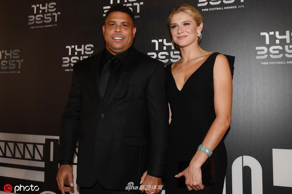 身着一袭剪裁得体的深色西装，罗纳尔多面带标志性的微笑，从容地牵着盛装的女伴踏上米兰的红毯，仿佛将时光拉回到了他叱咤风云的年代。