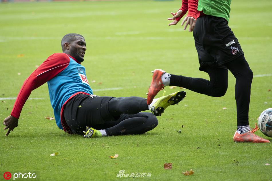 夕阳即将落下，但科隆球员的激情丝毫未减。在一次进攻演练中，莫德斯特犹如猛虎下山，用身体倚住后卫，腾空而起以一记势大力沉的凌空抽射考验着门将霍恩的十指关，整个球场都回荡着足球击中门框的沉闷巨响。