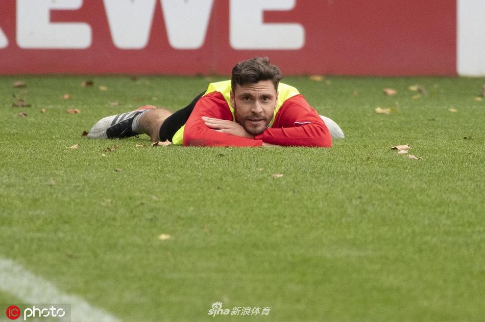 训练场的另一端，前锋特罗德正全神贯注地练习着门前抢点。他身边的防守球员如同铁塔般贴身紧逼，但他依然凭借敏锐的嗅觉，在电光火石间完成了一次高质量的射门，引得场边教练组连连点头。