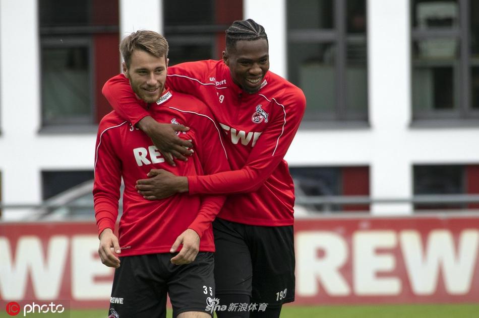 训练接近尾声，但球员们依然没有停下脚步。伊利斯在一次中场拦截中展现出必胜的决心，他精准的卡位和果断的出球，瞬间将防守转化为反击，他的眼神中写满了对周末联赛胜利的无限渴望。