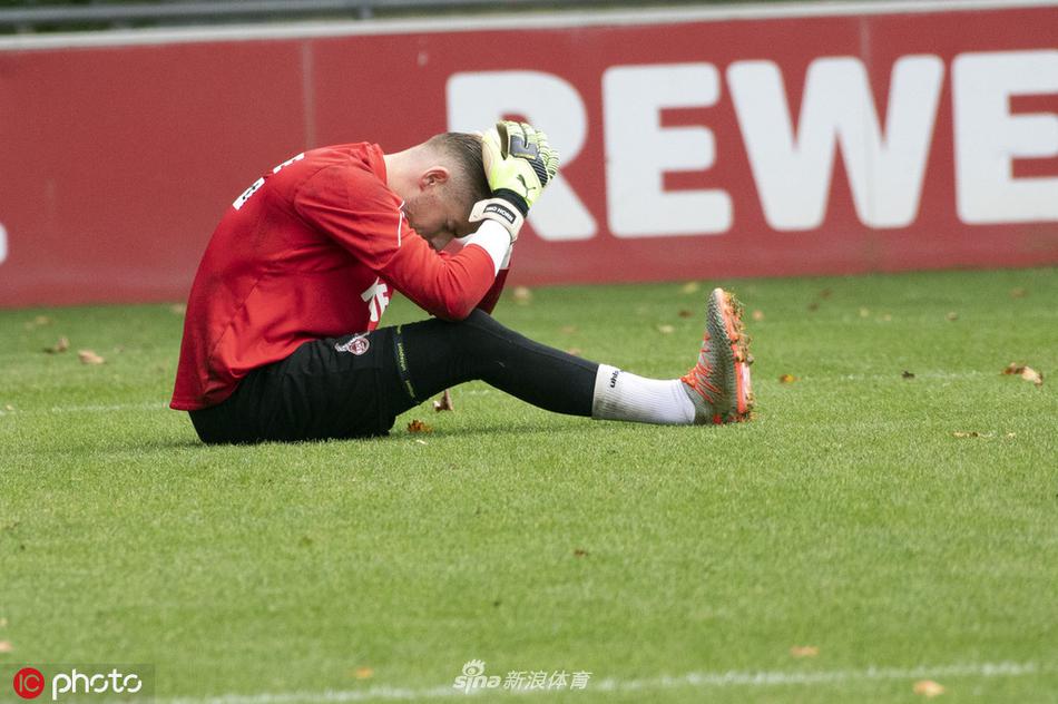 训练在高速对抗中持续进行，金斯利·辛德勒在边路用一次精彩的变向过人甩开防守，随后送出一记弧线优美的传中。皮球划过天际，精准地找到了埋伏在禁区内的队友，这一刻，训练场仿佛变成了喧嚣的战场。