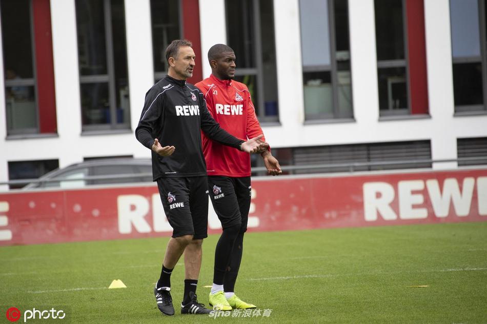 随着教练的哨音落下，全天的训练圆满结束。球员们肩并肩聚拢在一起，汗水湿透了球衣，但彼此的眼神中满是信任与坚毅，他们用这无声的团结，向即将到来的对手发出了最有力的宣战。