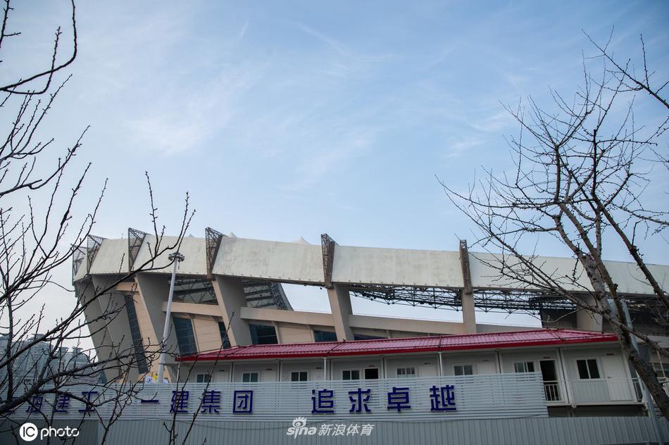 春日暖阳下，上海体育场改造工地一片繁忙，巨大的机械臂在钢筋丛林中挥舞，原有的田径跑道已开始拆除，未来这里将变成距离绿茵场仅数米的狂热看台。