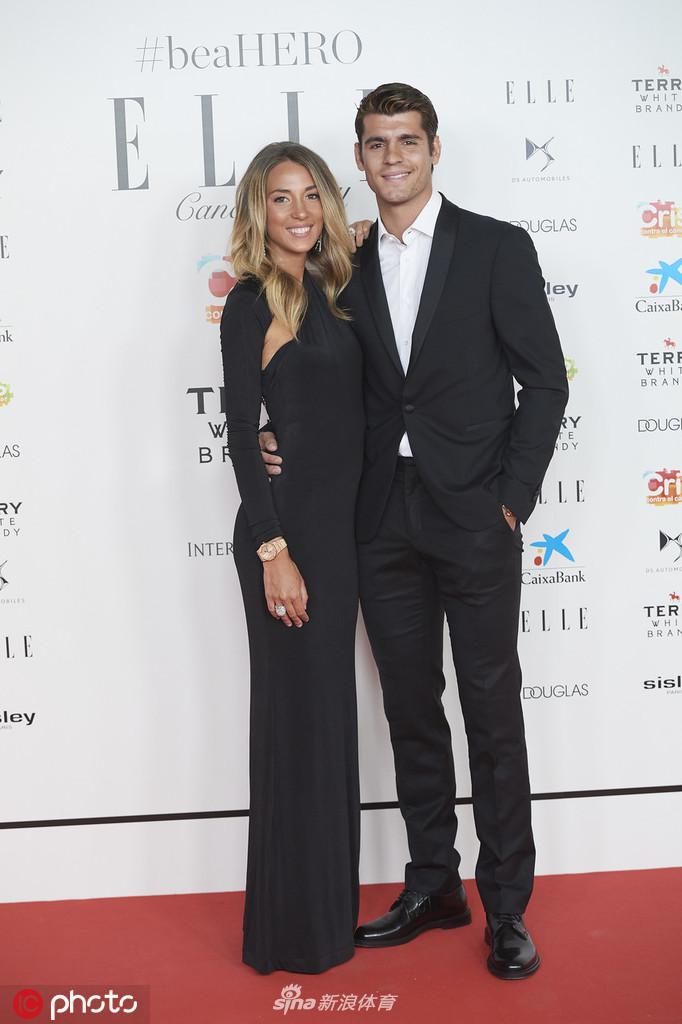 莫拉塔与爱妻在慈善晚宴红毯上深情对视，眼中满是温柔与爱意