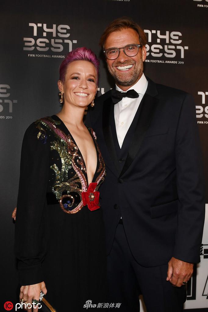 拉皮诺埃与她的女友、美国篮球名将苏·伯德一同现身颁奖典礼红毯，两人十指相扣，眼神交汇间充满爱意与支持，展现了赛场外的温馨与坚定。