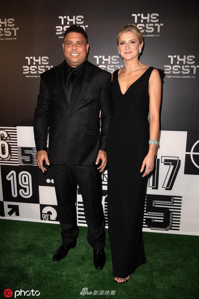 在红毯的另一侧，大罗与友人亲切交谈，女伴则在一旁安静聆听，举手投足间尽显优雅，这轻松的一刻被摄影师精准捕捉。