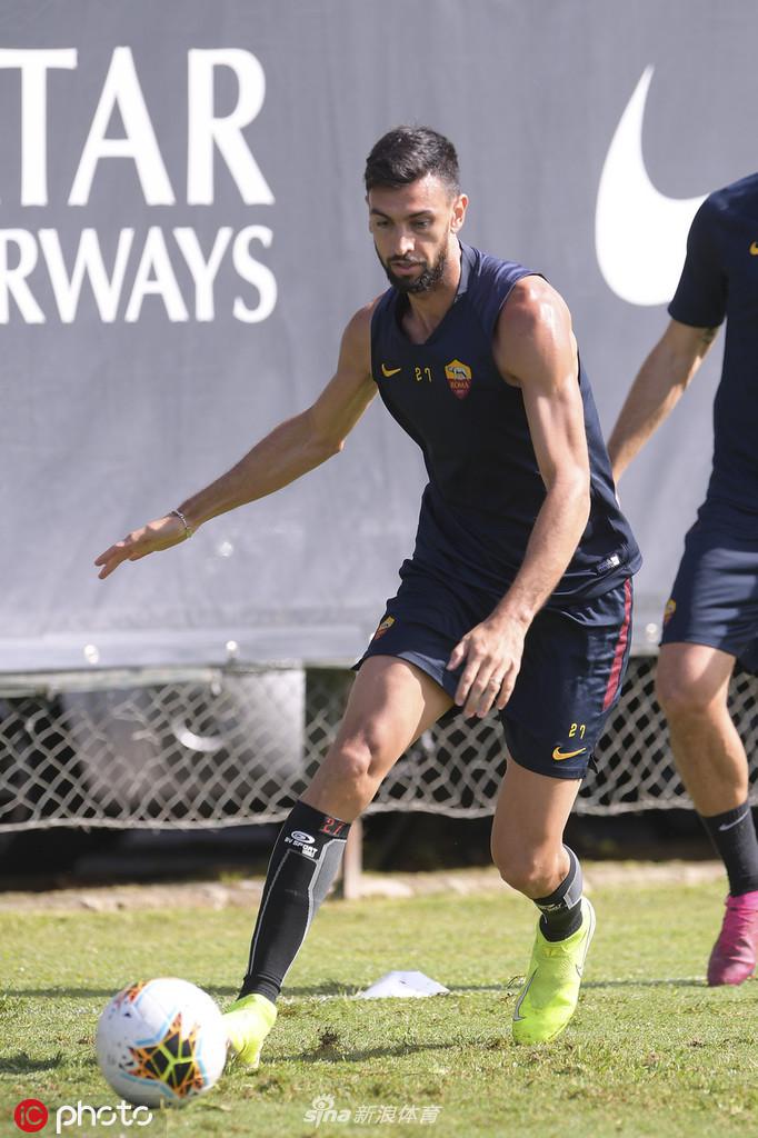 小将里卡尔迪用一记油炸丸子过人摆脱防守，脚下的皮球仿佛黏在鞋钉上，灵动飘逸的身姿让人看到红狼青训的璀璨未来。