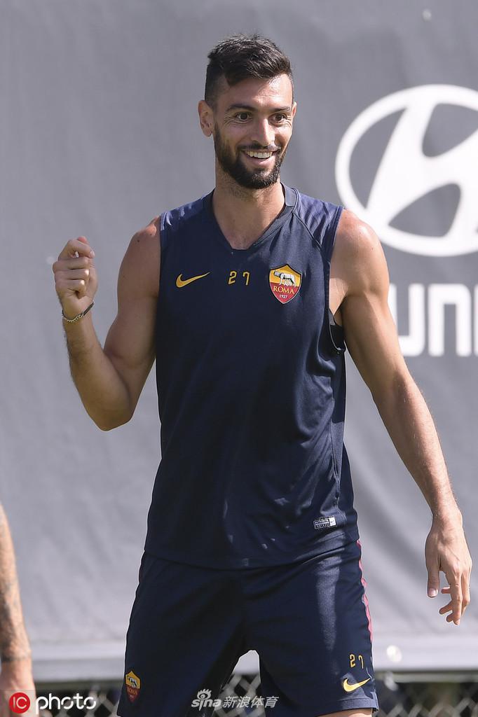 后防中坚斯莫林在贴身逼抢中卡住身位，眼神坚毅且充满侵略性，对手在他严密的防守下寸步难行，罗马禁区上空仿佛筑起无形壁垒。