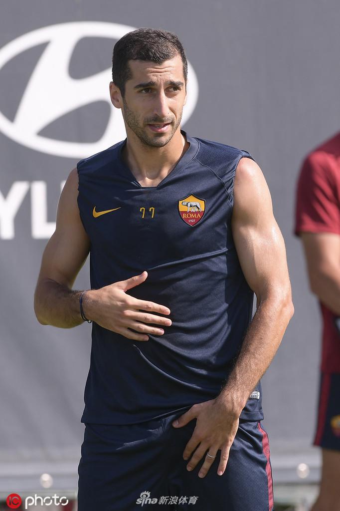 主帅丰塞卡站在战术板前，双手比划着跑动路线，眼神专注而锐利，身旁的弟子们凝神倾听，仿佛已将周末的战术蓝图刻入脑海。