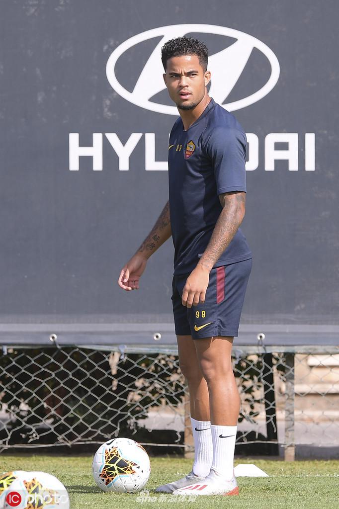 锋霸哲科在训练中跃起头槌攻门，身体舒展如大鹏展翅，滞空瞬间皮球已应声入网，身旁的防守球员只能望球兴叹。