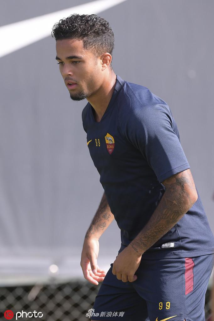 门将洛佩斯舒展身体腾空扑救，双臂完全伸展如鹰爪，皮球在指尖堪堪被挡出底线，他落地后迅速起身怒吼指挥人墙，霸气尽显。