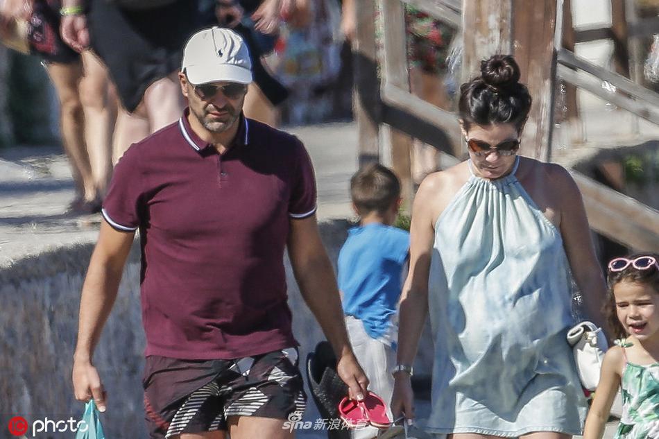 马丁内斯与家人一同欣赏伊比萨岛的落日余晖，画面温馨和谐，展现了这位西班牙教头铁汉柔情的一面。