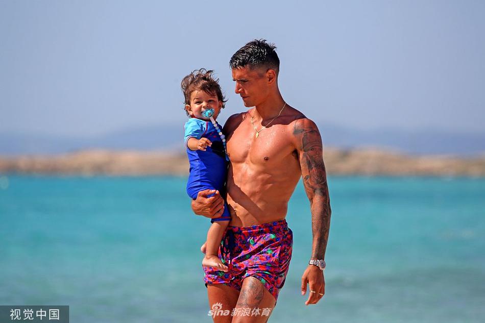 吉魯:17歲的瓦拉內首秀時防我表現不錯正在適應洛杉磯的生活