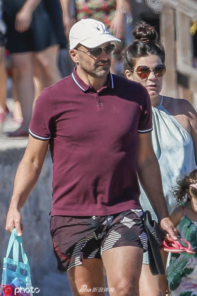 马丁内斯在西班牙伊比萨岛的度假照中，与家人温馨互动，他的眼神中流露出对家人的关切，与赛场上的严肃形象形成鲜明对比。