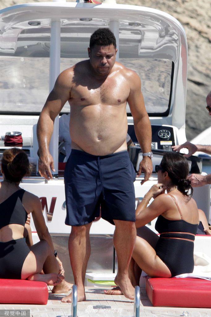 罗纳尔多戴着墨镜在游艇上放松，肚子看起来非常抢眼，但身旁的朋友和他碰杯时，他手臂隆起的肌肉线条依然清晰可见