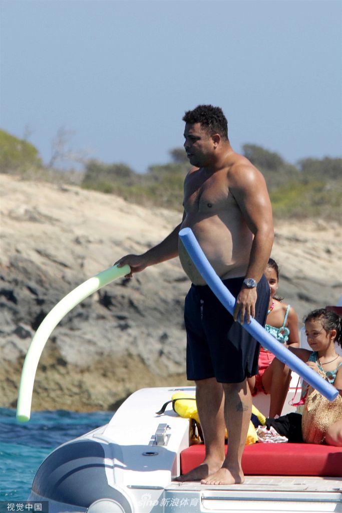 另一张游艇上的抓拍，大罗身体微微前倾，肚子和手臂的对比十分生动，他正在和朋友们聊天，看起来心情极佳