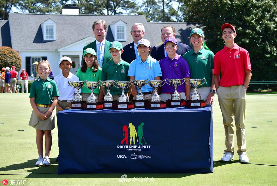 小球员在奥古斯塔三杆洞赛事中专注推击，神情认真，展现了高尔夫运动从娃娃抓起的传统。