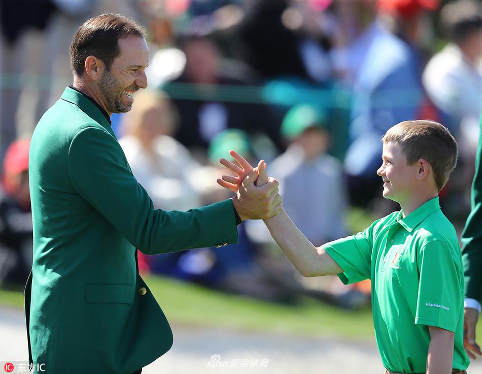 一位青少年冠军在奥古斯塔的果岭上高举奖杯庆祝，阳光洒在翠绿的草地上，充满胜利的喜悦。