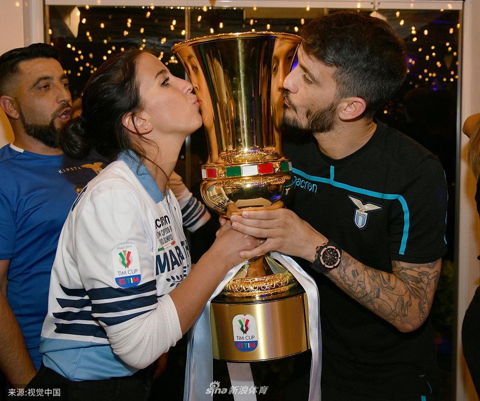 因莫比莱与爱妻杰西卡深情拥吻于冠军奖杯旁，这一刻，铁汉的柔情与冠军的荣耀交织，成就了庆祝晚宴上最动人的画面。