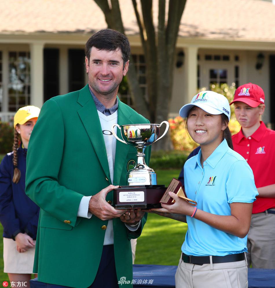 比赛间隙，老将与小选手在球道上并肩行走交流，身影被奥古斯塔的夕阳拉长，象征技艺与精神的传递。