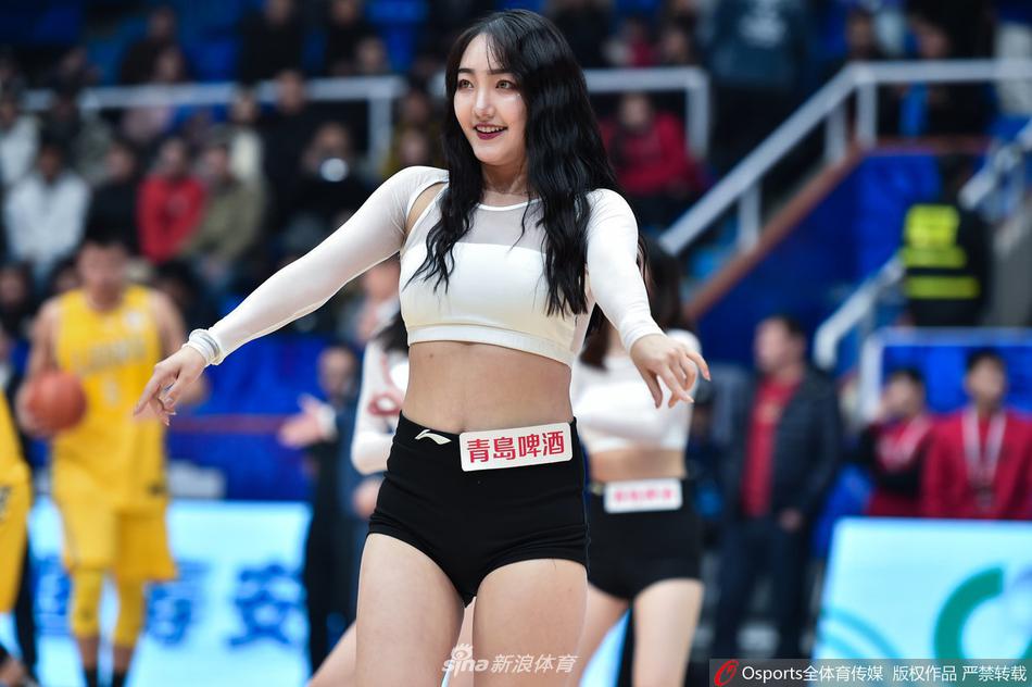 表演进入高潮,宝贝们将手中的花球高高抛向空中,金色的碎屑在灯光下闪闪发光,仿佛夜空中绽放的烟火。她们仰头望向花球,脸上写满了自信与投入,这一刻的激情感染了在场的每一个人。