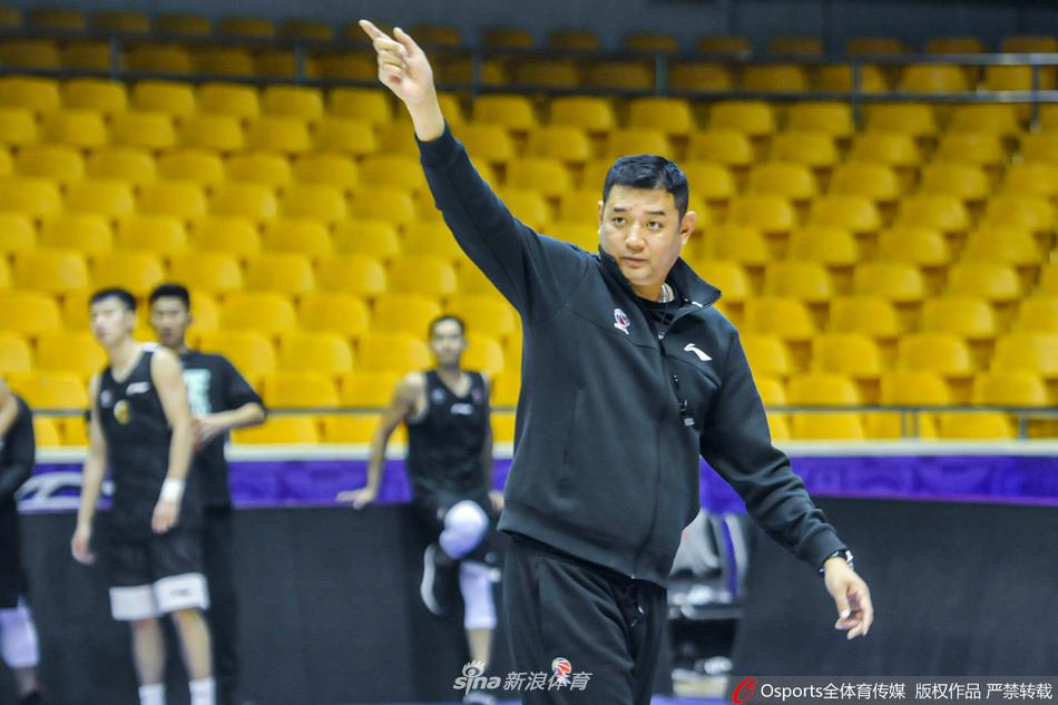 在训练课的对抗环节，球员们拼抢积极，汗水在空中挥洒，篮球撞击地板的声音在球馆内回荡，充满了大战前的紧张气息。