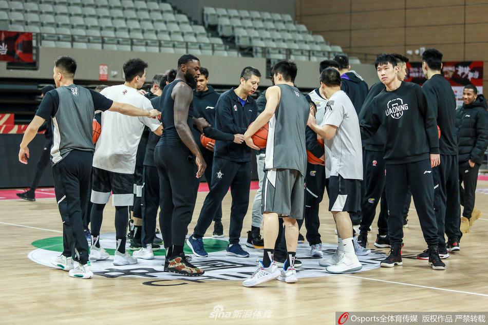 训练结束,全队围拢在一起,郭艾伦站在中央击掌鼓劲,大家齐声高呼,团结一心的气势仿佛能掀翻体育馆的顶棚。