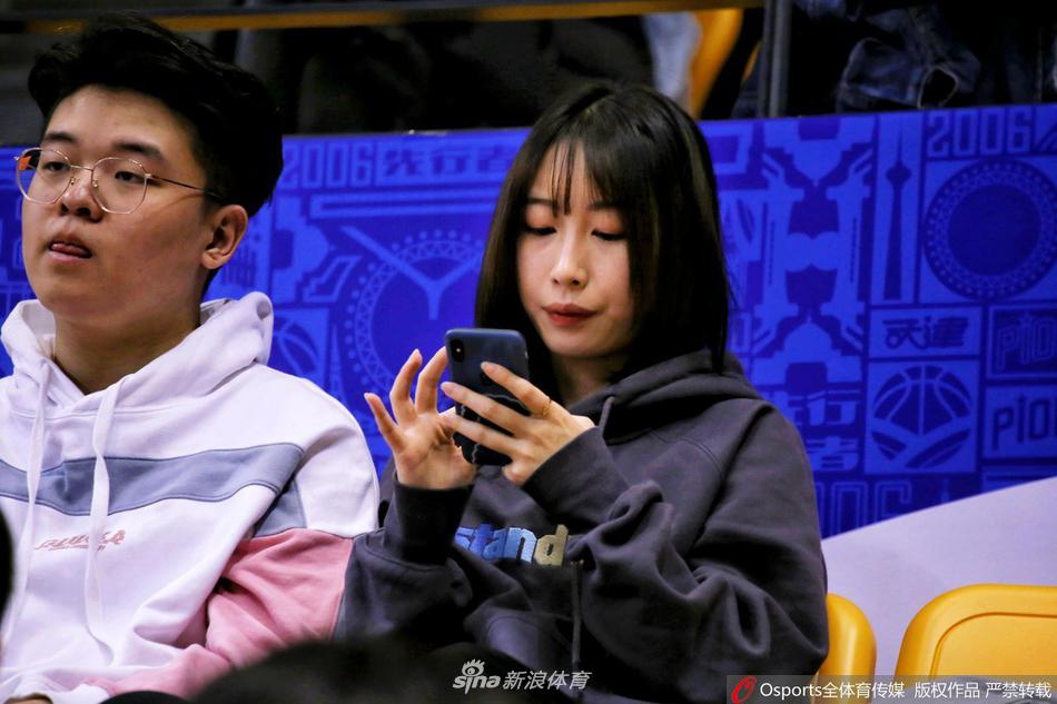 比赛结束后，这位女球迷依然留在看台，神情略带不舍地望着场内，仿佛还沉浸在刚才紧张激烈的比赛中，这一幕令人动容。