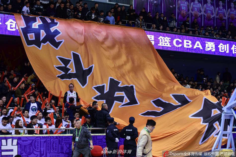 在赛场明亮的灯光下，一位穿着休闲的年轻女球迷露出灿烂的牙齿开怀大笑，她可能正和身边的朋友讨论着刚才那次精彩的进球，毫无保留地释放着自己的快乐。