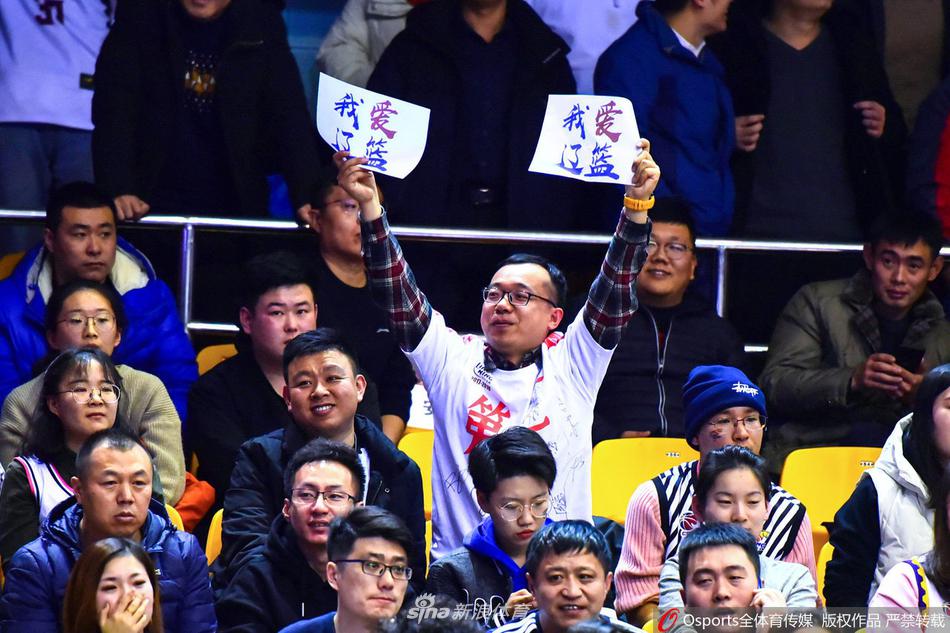 看台上，一位穿着时尚的短发女孩托着腮帮子，眼神专注地凝视着远方球场上的拼抢，嘴角挂着一丝淡淡的微笑，似乎在为球队的一次巧妙配合而会心一笑。