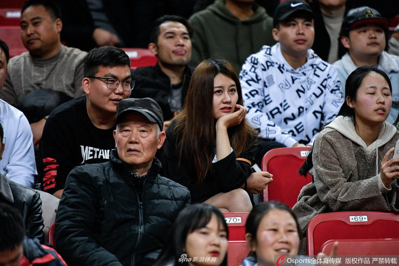 获胜的一瞬间，看台上的球迷们全部起立，他们双手握拳，用尽全身力气欢呼，庆祝这场来之不易的胜利，庆祝球队终于打破连败的魔咒。