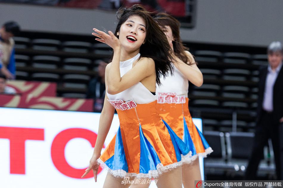 扎着丸子头的啦啦队宝贝做出俏皮可爱的舞蹈动作,用极具感染力的笑容带动全场观众一起拍手互动,现场气氛欢乐热烈