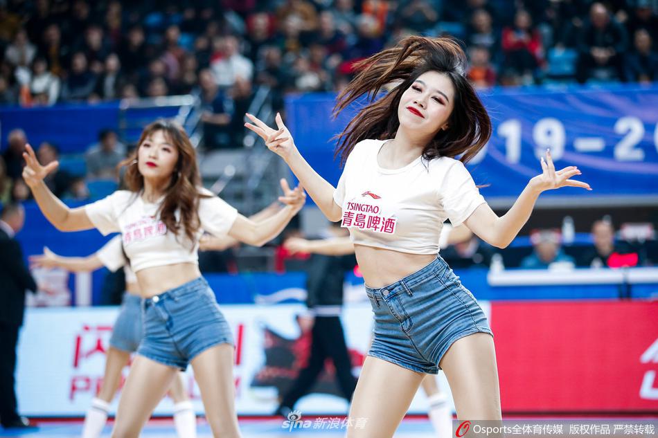 在蓝色灯光的映衬下，篮球宝贝们排成一排展示整齐的腿法，她们曼妙的身姿与地板上的倒影相映成趣，构成一幅力与美结合的画卷。