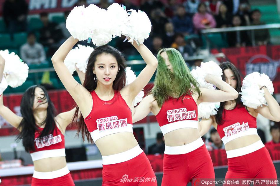 赛后，几位篮球宝贝在场边合影留念，她们亲密地搂在一起，对着镜头比出胜利的手势，青春洋溢的脸庞上写满了对这份工作的热爱与自豪，为这个激烈的比赛夜画上了圆满的句号。