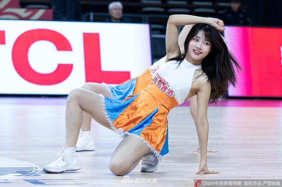 啦啦队宝贝们退至场边依然激情不减,她们整齐拍手呐喊,眼神紧随着浙江队的快攻,全身心投入为场上球员持续输送能量