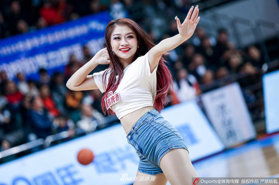 福建队篮球宝贝们身着亮黄色动感短裙，在比赛暂停间隙瞬间点燃全场，她们整齐划一的舞步与自信飞扬的笑容，仿佛冬日里的一抹暖阳。