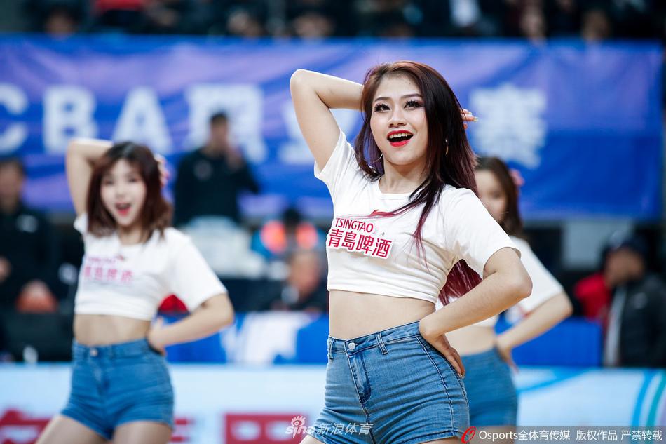 一位篮球宝贝在热舞中回眸，灵动的眼神仿佛在与看台上的球迷进行无声的交流，她的笑容成为这场激烈比赛中最温柔的注脚。