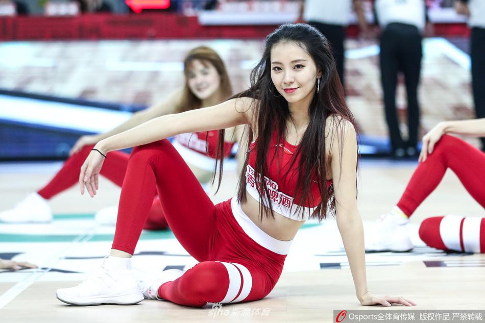 中场休息环节，篮球宝贝们带来了精心编排的扇子舞，火红的绸扇在灯光下翻飞舞动，配合她们高难度的托举动作，将东方女性的柔美与力量完美结合，引得看台上一片喝彩。