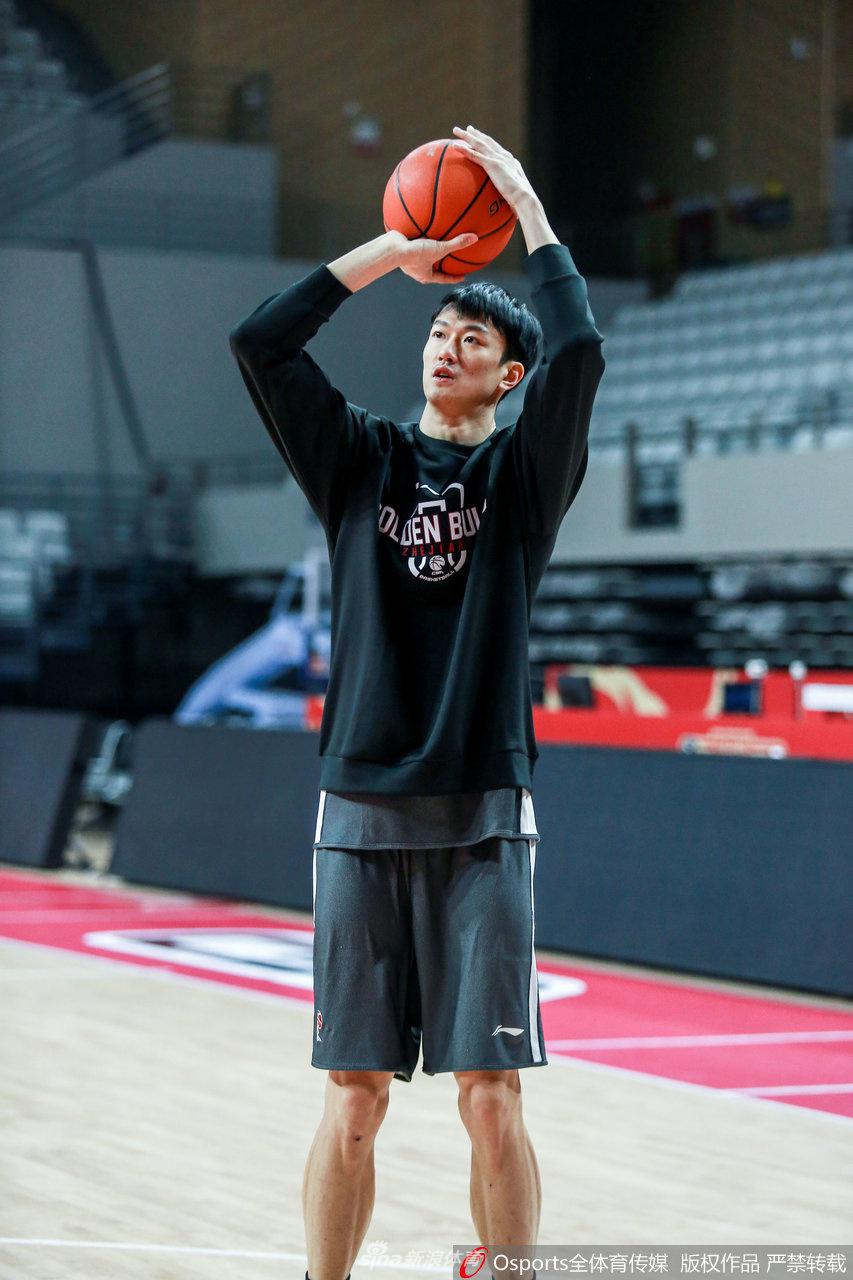吴前在三分线外接球跳起，手腕轻柔拨动，篮球在空中划出一道彩虹般的弧线，精准地穿心而过，网窝泛起的白浪是他千百次重复训练的最好勋章。