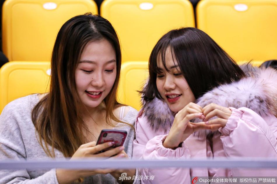 特写镜头下，这位女球迷的五官显得格外精致，她托着下巴若有所思，仿佛在分析着场上的战术走势，恬静的气质与热烈的赛场形成有趣对比。