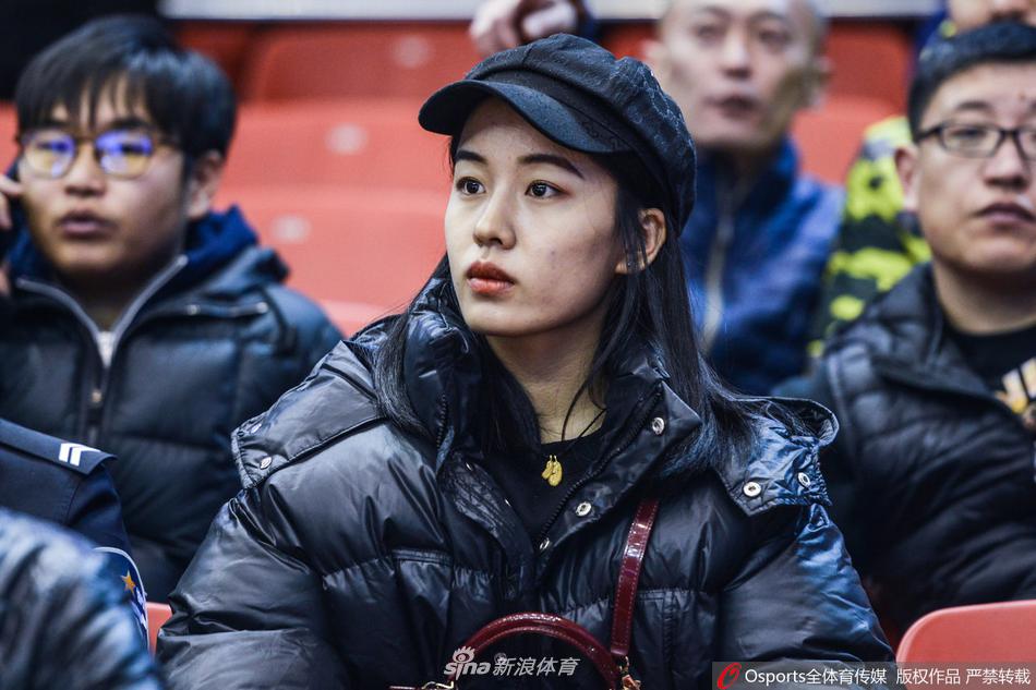 比赛结束后，一位女球迷兴奋地从座位上站起来鼓掌，脸上洋溢着满足与自豪的红晕，她或许在为主队的坚韧不拔喝彩，也为能亲历这样一场经典的辽鲁大战而感到幸运。