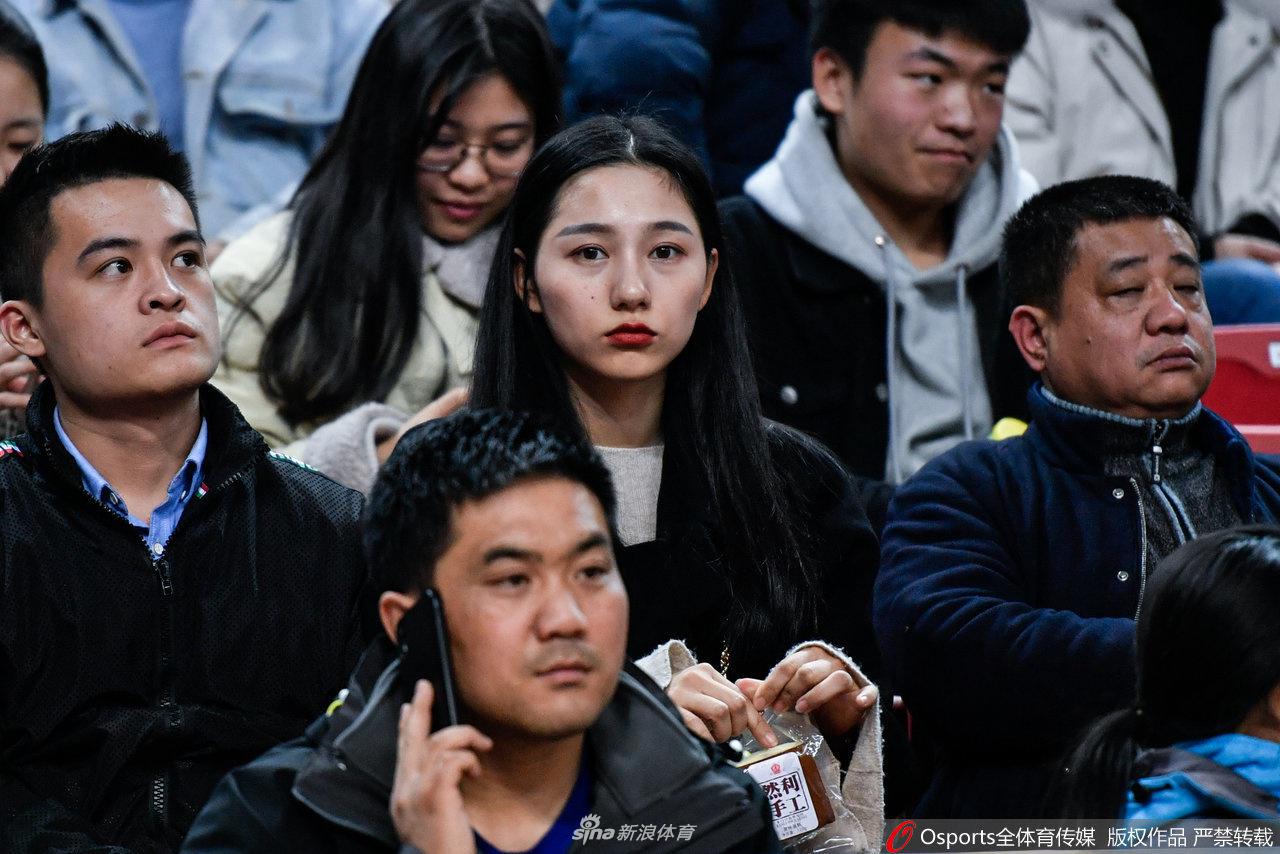 赛后，球迷们依旧聚集在球员通道两侧，伸出手臂试图与心目中的英雄击掌，每个人的脸上都洋溢着满足与骄傲。