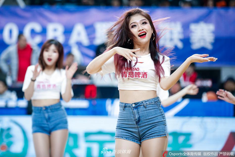 表演进入高潮，篮球宝贝们集体绽放出灿烂的笑容，她们手中挥动的花球仿佛跳动的火焰，点燃了整个祖昌体育馆的热情。