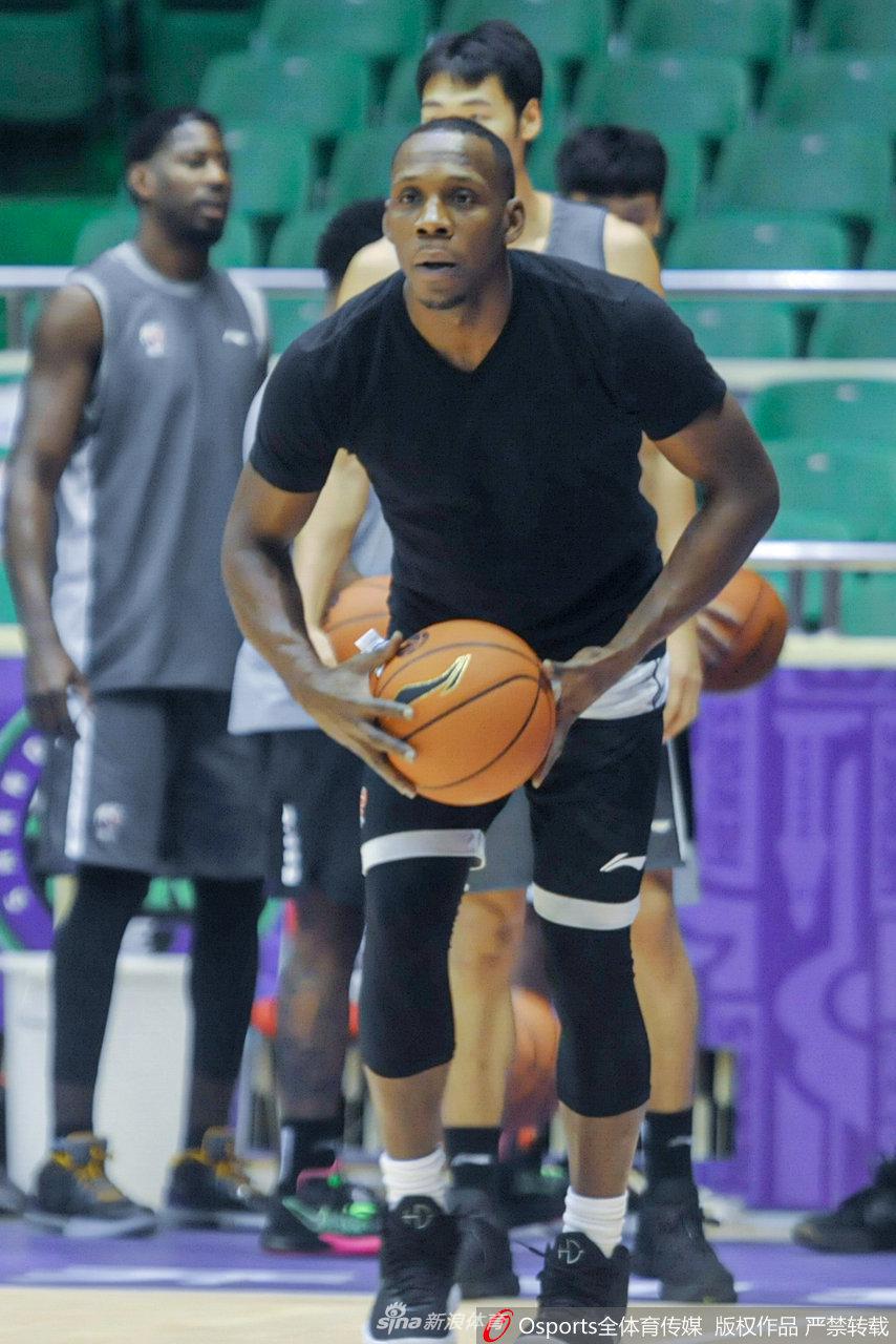 巩晓彬亲自上阵，拿着战术板挡住准备突破的球员，他身体微屈，用行动告诉队员们防守的重要性，这一刻他不是大帅，而是昔日的“逍遥王”。