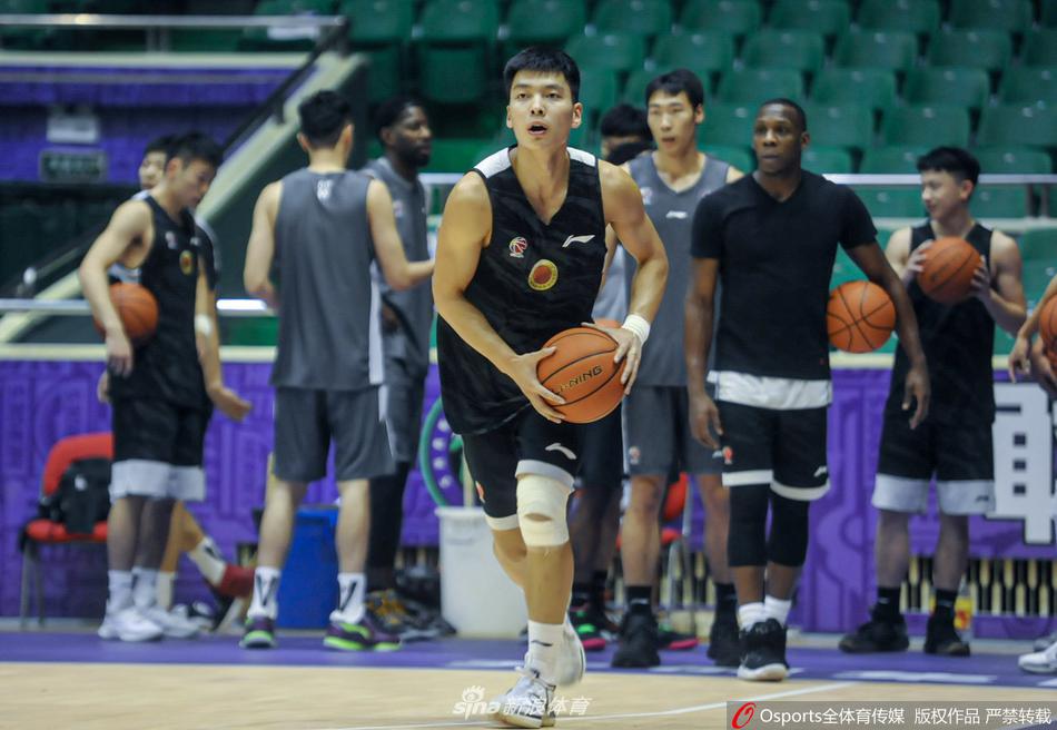 训练结束后，球员们并没有立即离开，而是聚拢在中圈，由队长带头高喊“山东，加油！”的口号，团结的氛围在这一刻被点燃。