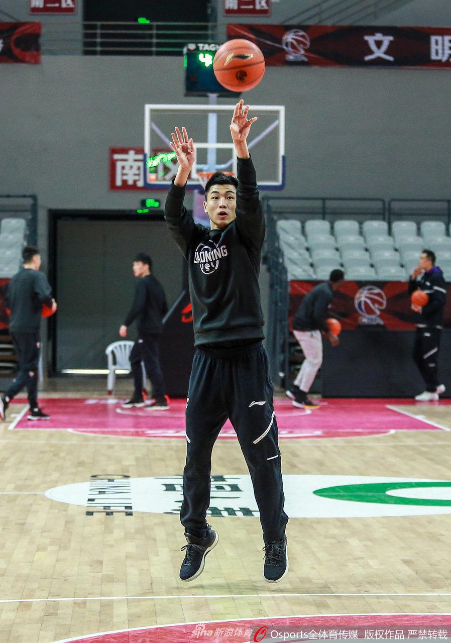 史蒂芬森在训练间隙露出标志性的搞怪表情,与身旁表情严肃的郭艾伦形成鲜明对比,这冰火两重天的画面恰是辽宁队张弛有度的更衣室氛围写照。