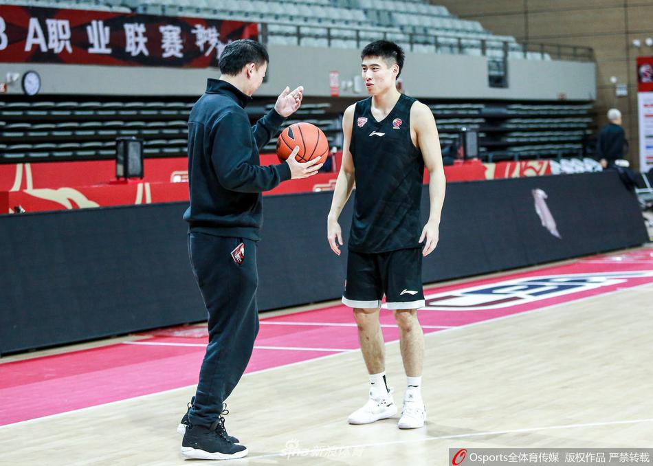 投篮教练手持数据板，正与吴前交流着刚才的投篮热区图，吴前一边擦汗一边认真聆听，科学的训练手段与传统刻苦精神的结合，让他愈发高效。