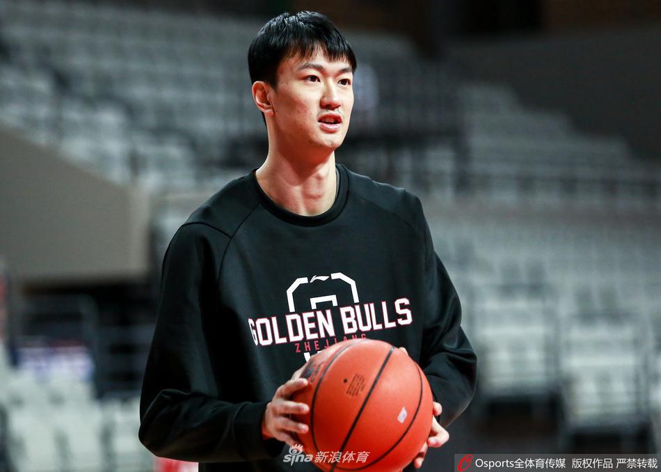 运球训练中，吴前重心压得很低，篮球在他的手中如同被施了魔法，快速地穿梭于双腿之间，地板上传来急促而有力的击打声，奏响了备战的最强音。